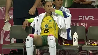 උණුසුම් ගැහැණු ළමයා දැඩි අස්ථියක් පදිනවා