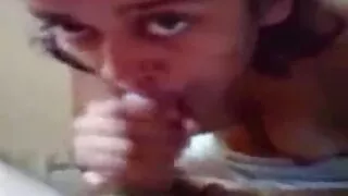 Brunette කැමරාව ඉදිරිපිටදී උරන්න ඉගෙන ගන්නවා