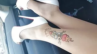 උණුසුම් ආධුනික මෝටර් රථයේ සෙල්ලම් කරයි