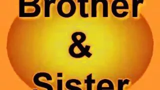 පරිපූර්ණ ශරීර brunette වෙබ් කැමරාව ඉදිරිපිට ලිංගිකව හැසිරේ