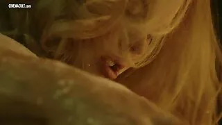 සරාගී යුවතිය කකුල් විහිදුවා