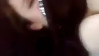 පරිණත කුකුළා විසින් ඔසවාගෙන Busty යොවුන්