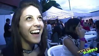 හුරුබුහුටි ආධුනික යුවළක් ක්රියා කරයි