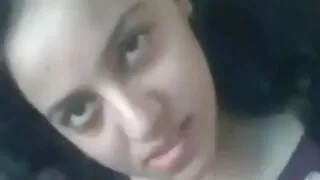 Brunette ඩිල්ඩෝ එකක් මත වාඩි වී සිටී