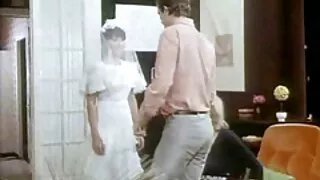 වෙරළේ නිරුවත් බිළිඳා