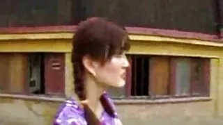 Brunette දැරිය ස්වභාවයෙන්ම කුකුළා මත ඇදගෙන යයි