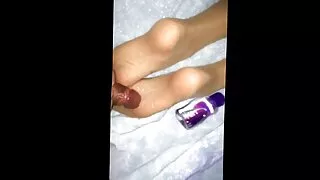 අඩි උස යොවුන් වියේ පසුවන තරුණයා කෙලෙසයි