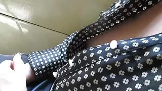 යහන මත සහ කැමරාව ඉදිරිපිට බිම ලිංගිකත්වය