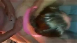 ඇගේ දිගු කකුල් විහිදුවමින් ඇඟිලි ගැසීම