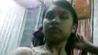 තරුණ පෙම්වතිය මගේ කුකුළා උරා බොන අතර අපි පුටුව මත ලිංගිකව හැසිරෙමු