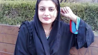ලොකු ටයිට් MILF ඇගේ දණහිස් මත