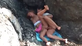 හුරුබුහුටි ආසියානු ළදරුවන් ඇඳුම් ගලවයි