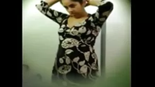 යෞවනයා සැරයටිය සමඟ සෙල්ලම් කරයි