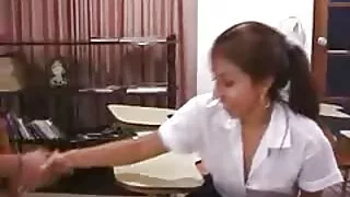 මේස් වල Brunette ගෙදර පුරවනවා