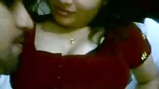 තරුණ brunette ඩික් සහ ලෝඩ් වෙයි