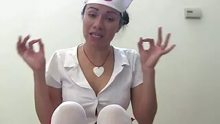 Brunette උදෑසන කුකුළා රසය ආදරය